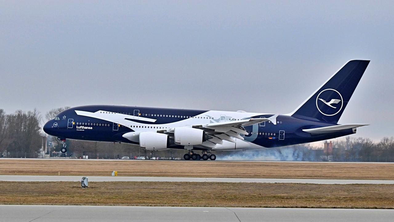 汉莎航空在慕尼黑机场接收了一架特别涂装的空客A380客机，这是该航司为纪念公司成