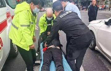 路口遇事故台州特警暖心相助台州特警也太暖了！路口突发事故，他们第一时间上前救助，