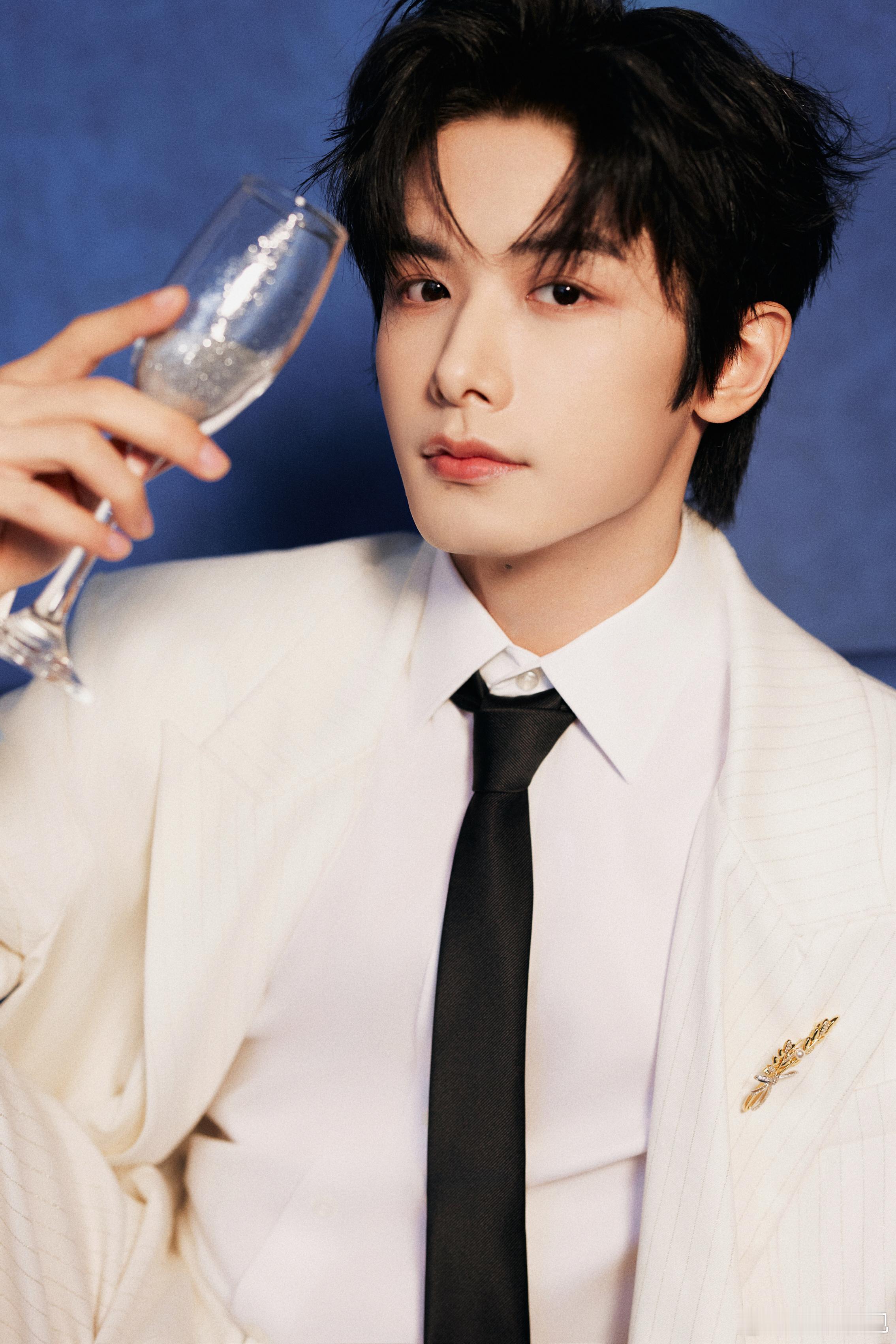 留白作序，惬享从容。欢娱影视演员今日出席《唐宫奇案 》追剧团&剧宣直播活动。 