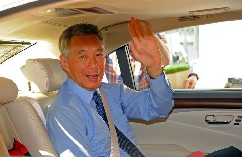 李显龙这次来中国，本来是想拉拉关系、谈谈合作的。结果他前脚刚走，后脚他们家官媒《