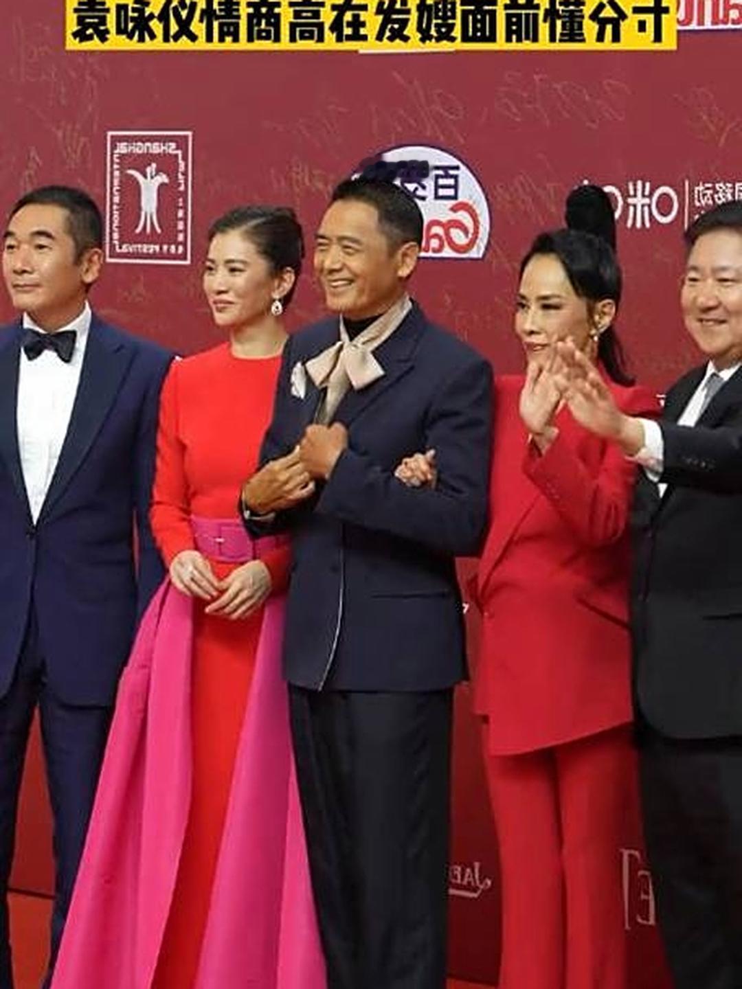 69岁发哥，64岁陈荟莲红西装杀疯，上影节同框美成焦点

上影节红毯，周润发带老
