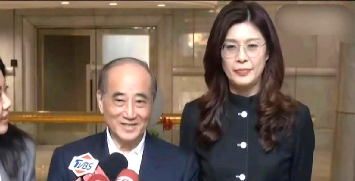 咱看看郑丽文这情商，简直比电视剧还精彩！
她从大陆回来，立马就去拜访王金平，镜头