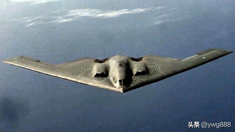 美国空军B-2“幽灵”隐形轰炸机近日与美国海军喷气式战斗机在加利福尼亚州海岸附近