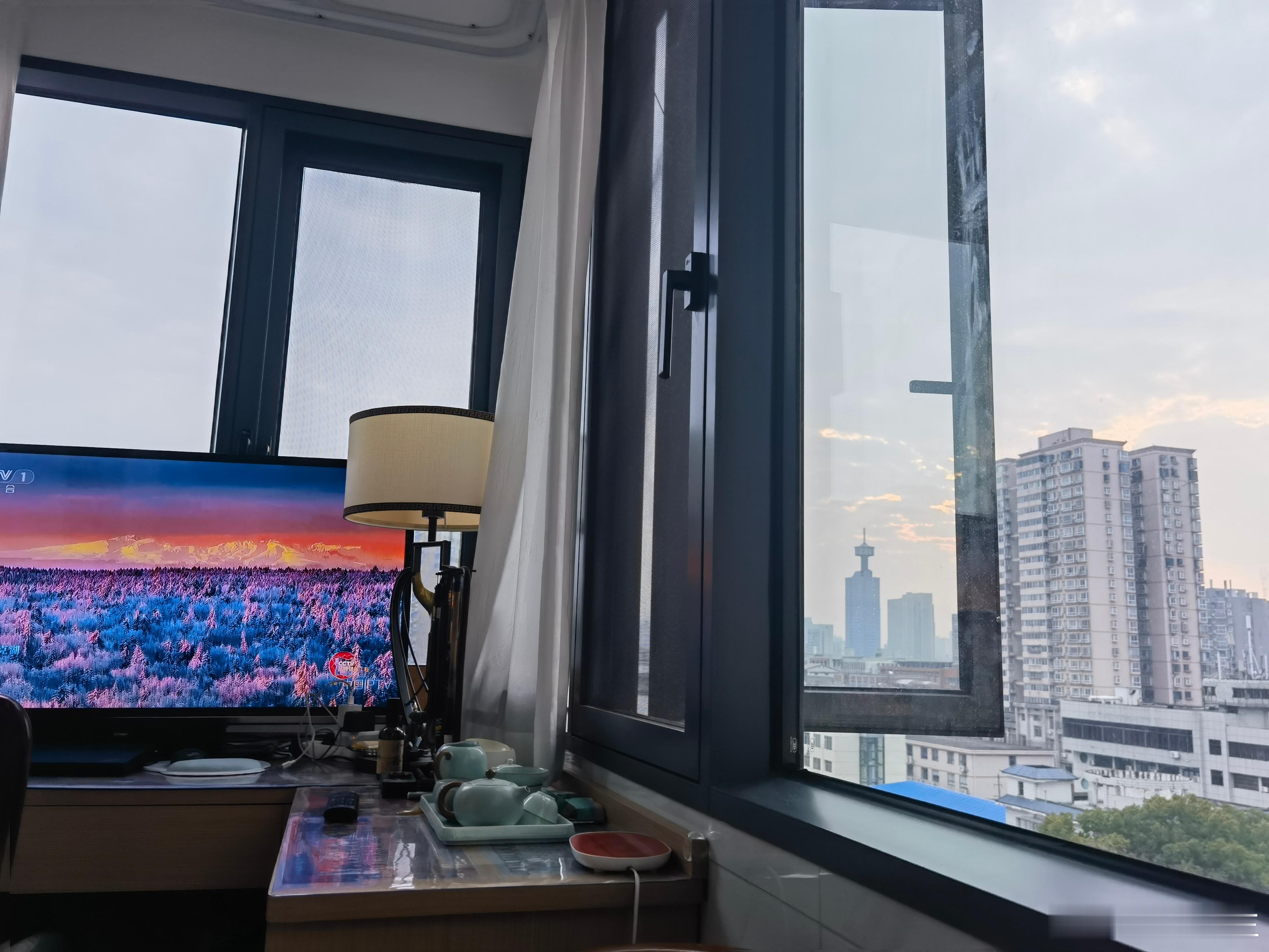 桃李春风一杯酒，江湖夜雨十年灯。 