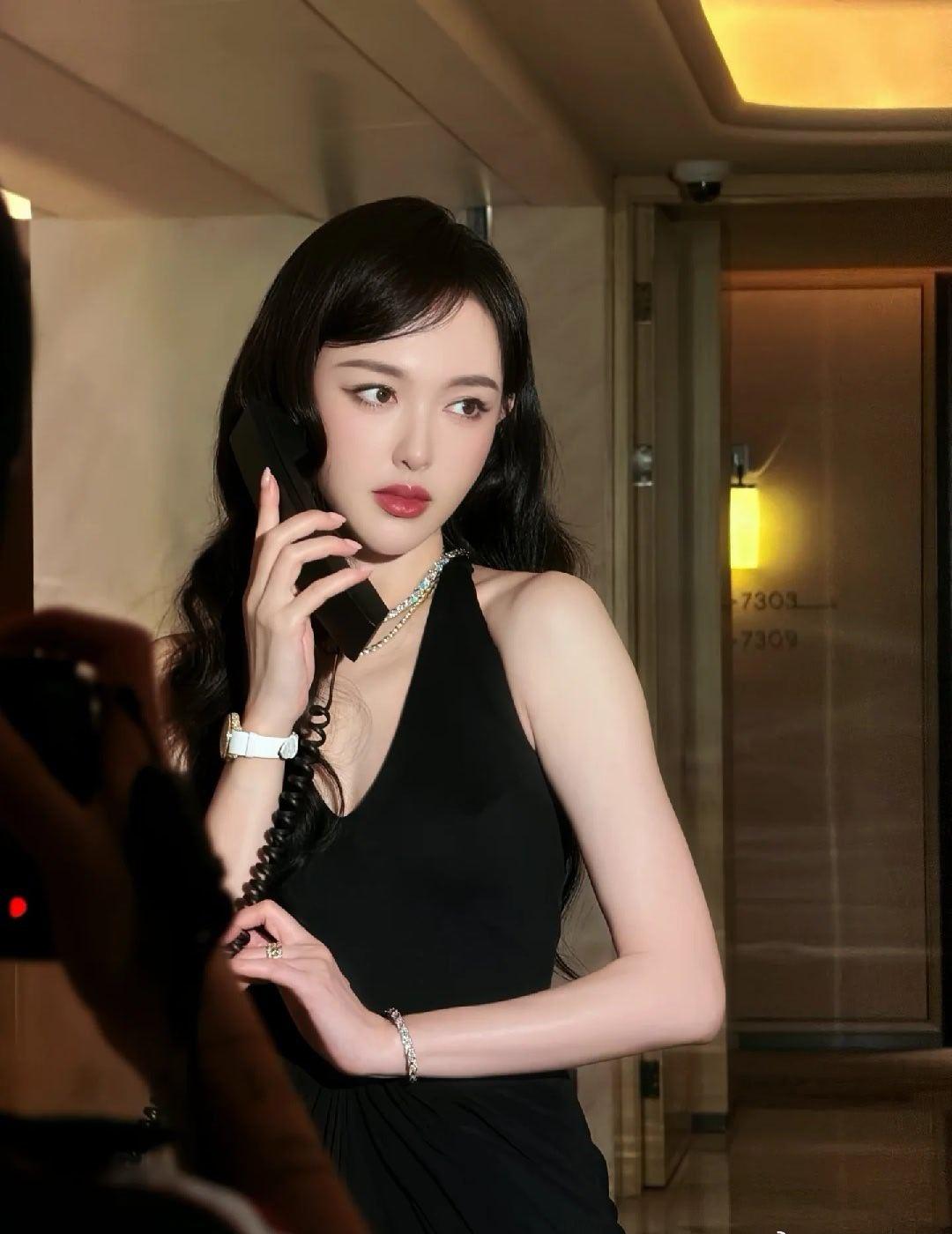 你拥有一头如缎般乌黑光亮的长发，搭配优雅的身姿，宛如一只高贵的黑天鹅，在人群中散