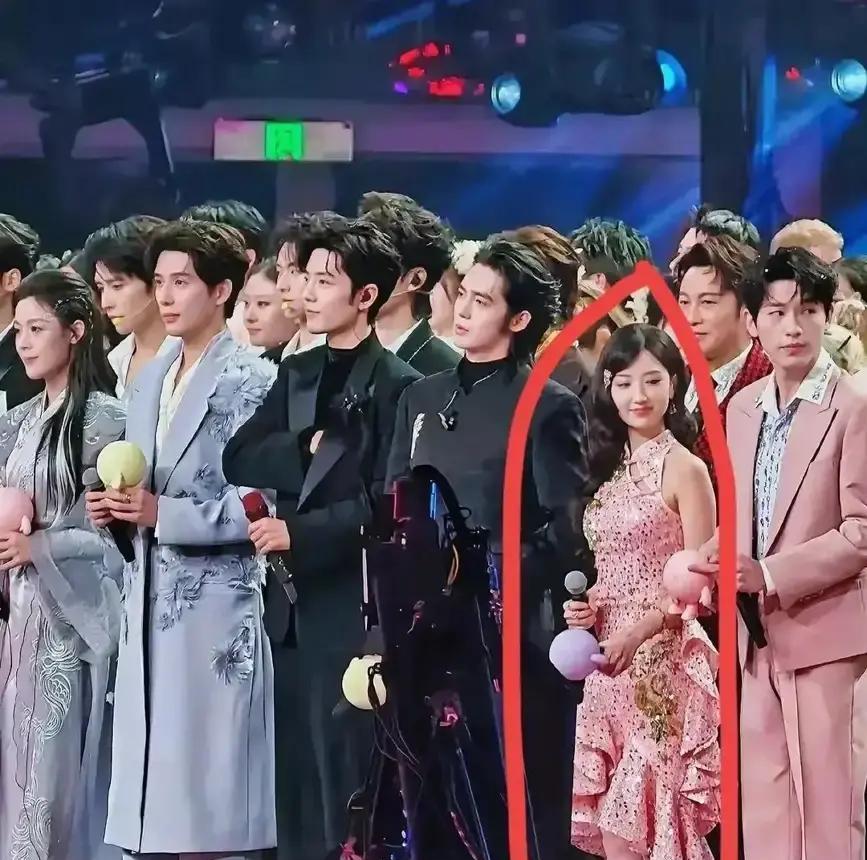 剧组每天宁可多烧3万块钱，也要把163cm的女演员淘汰掉。
导演算账很直接：矮5