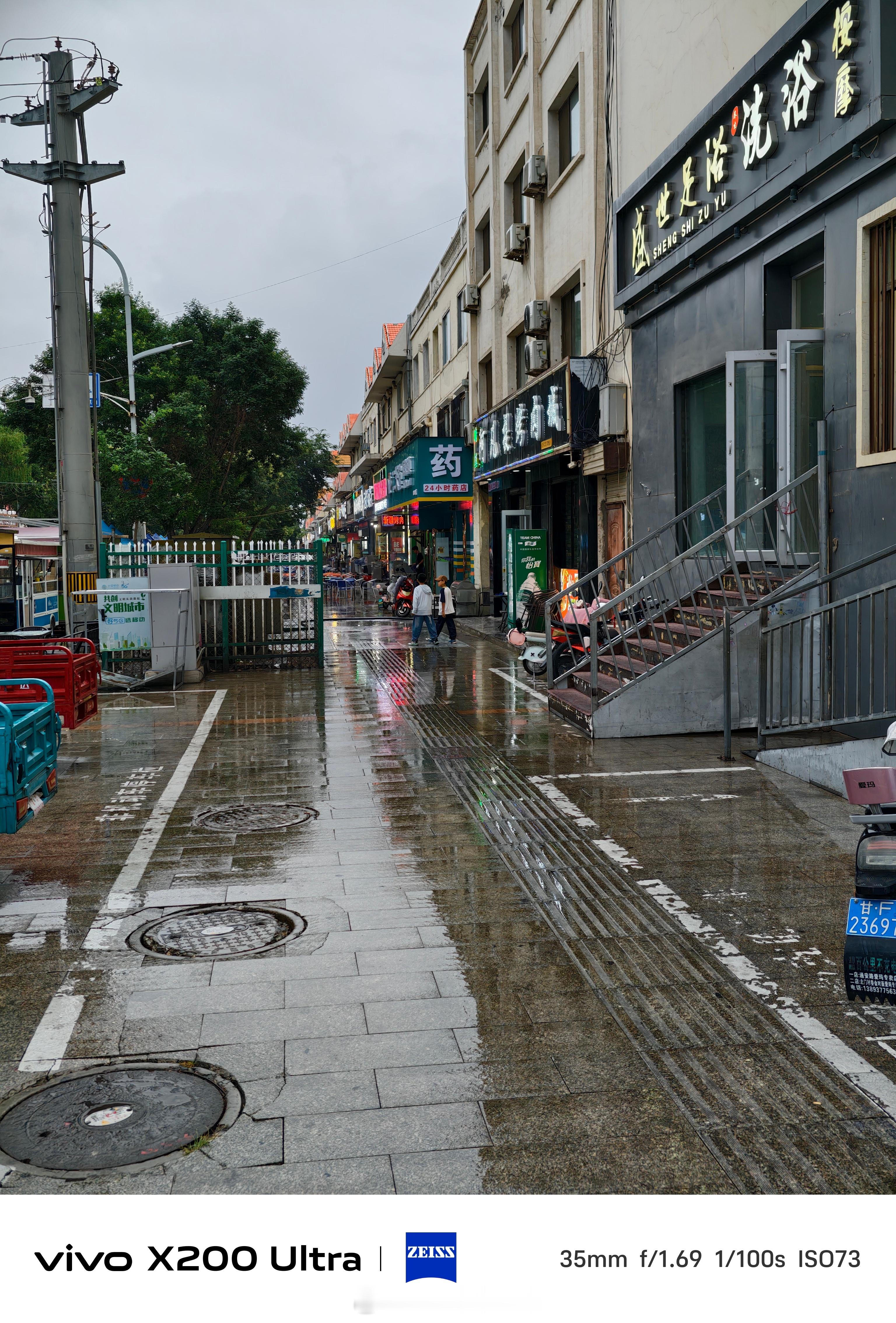 早鸭！玉门是个挺有意思的小城市，可能是平日干旱少雨，下雨天在街头随便看都是不打伞