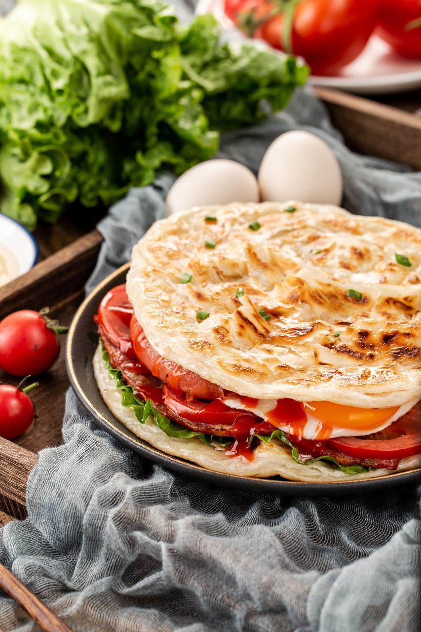 美味早餐，煎蛋三明治，新鲜蔬菜，健康营养！🥪🥚🥗