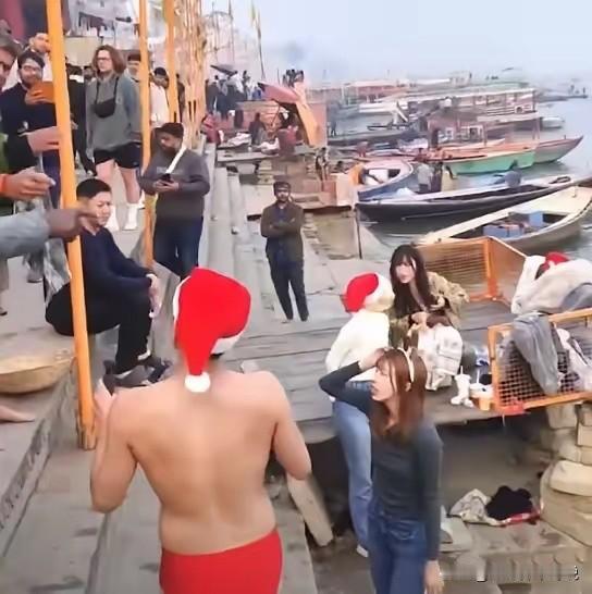 日本男子穿圣诞老人服饰去恒河洗澡，差点没被打成熊猫，但一顿狠批是免不了的了。前不