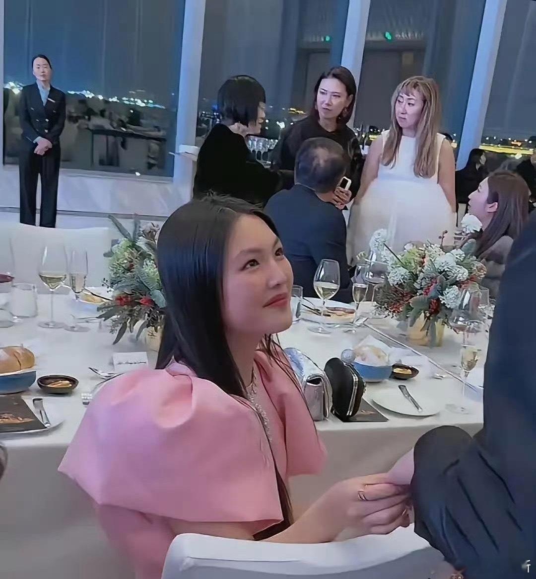 看看王诗龄，普通人学的是穿着，有内涵的人学的是礼仪啊！ 