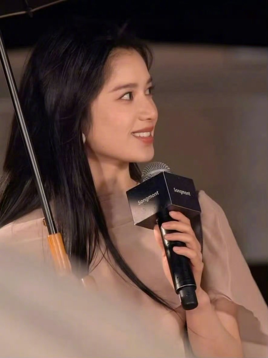 张婧仪美得像TVB当家花旦张婧仪活动现场状态直接封神～黑长直搭配温婉造型，自带9