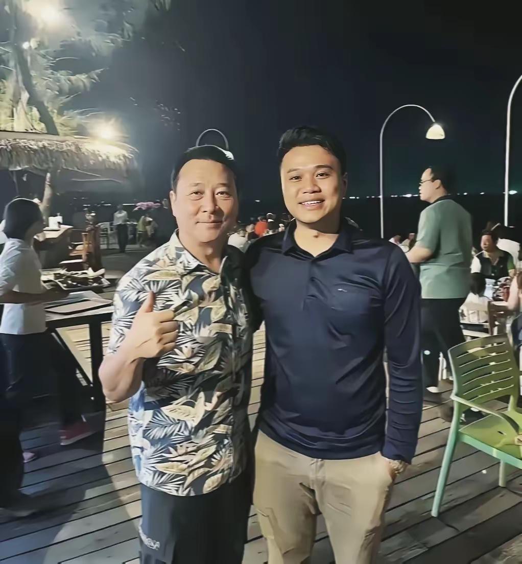 北京一个19岁的小伙子找工作已经身无分文，在公园长椅上睡了一个星期，被一位陌生大