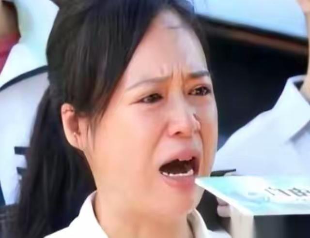 后厨的排风扇呼呼地转着，往外抽油烟和热气，可那味道还是黏在衣服上、头发丝里，怎么
