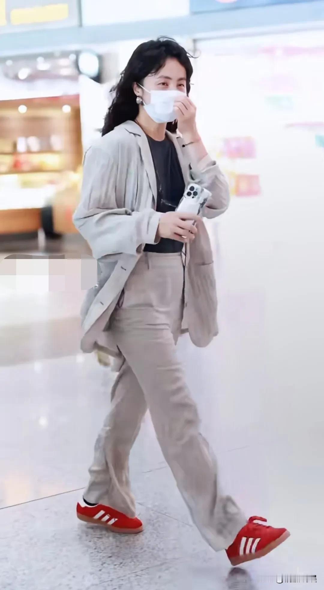 黄磊老婆孙莉带着小儿子出行，快五十的孙莉披着一头羊毛卷，身材挺拔，走路带风，月眉