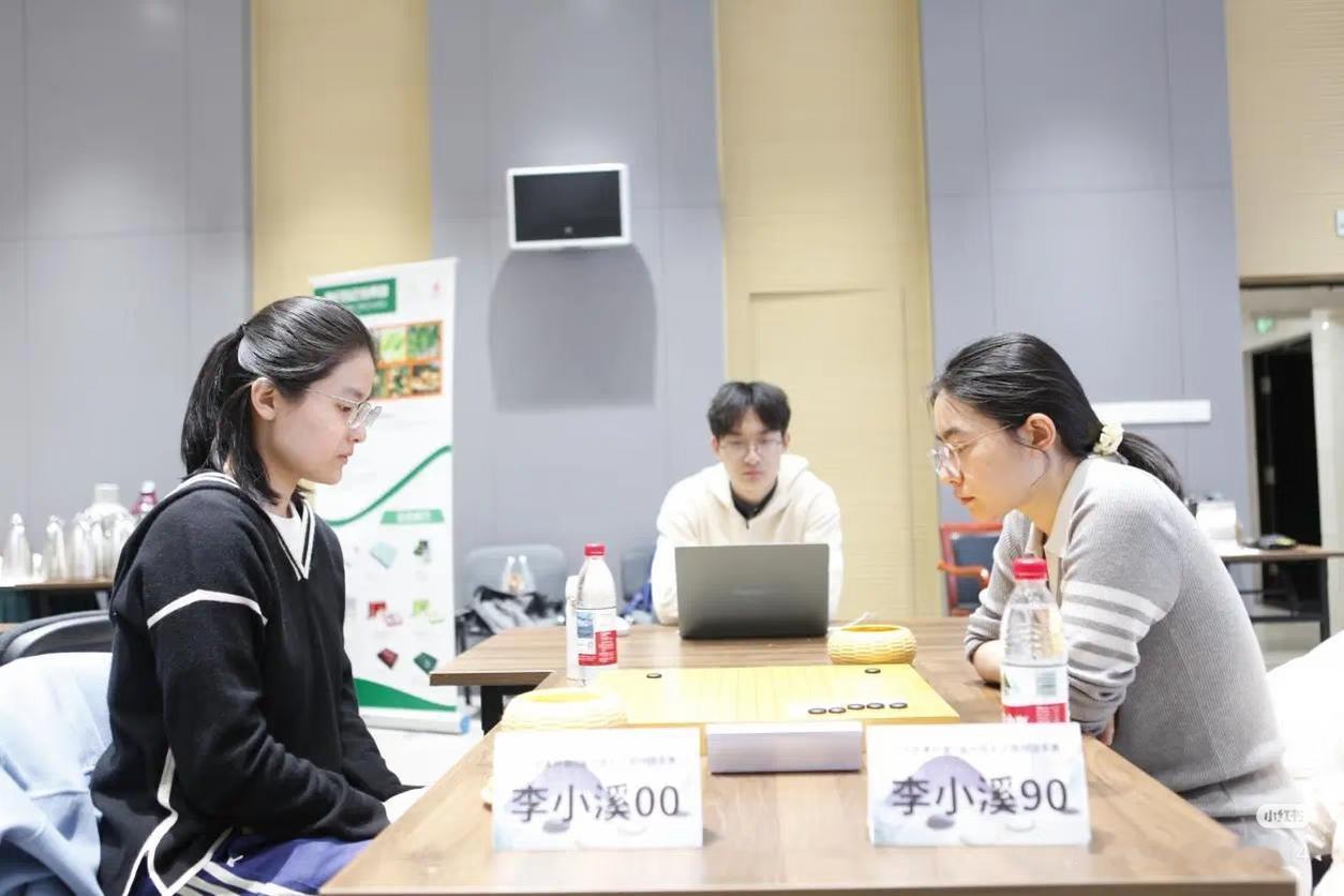 几次大赛的洗礼，李小溪脱颖而出，看了她的棋，下的厚实，老成持重。也让棋迷看到了希