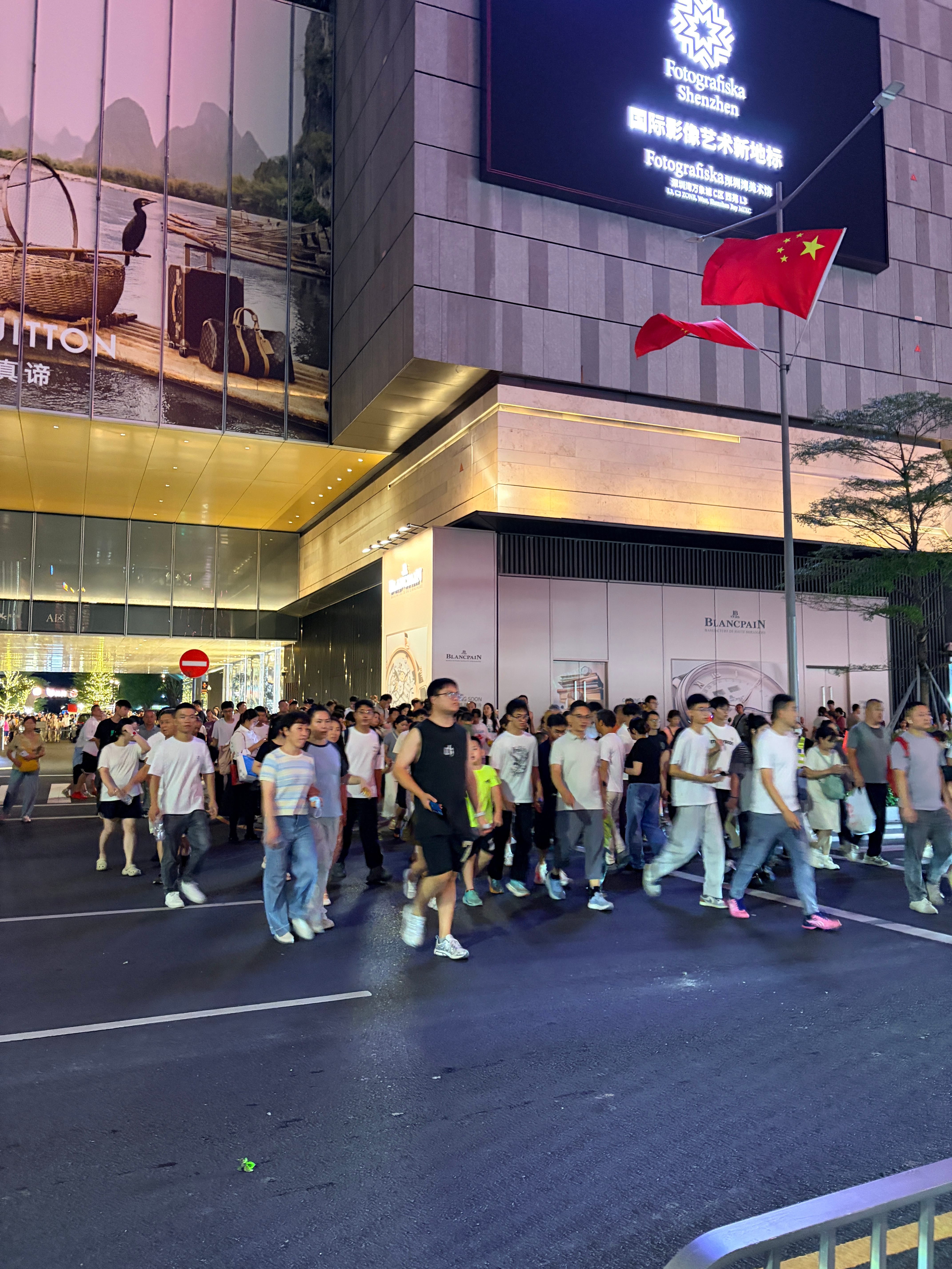深圳湾万象城人山人海了，不过确实是深圳最高端最大的商场！ 不过我感觉最适合年轻人