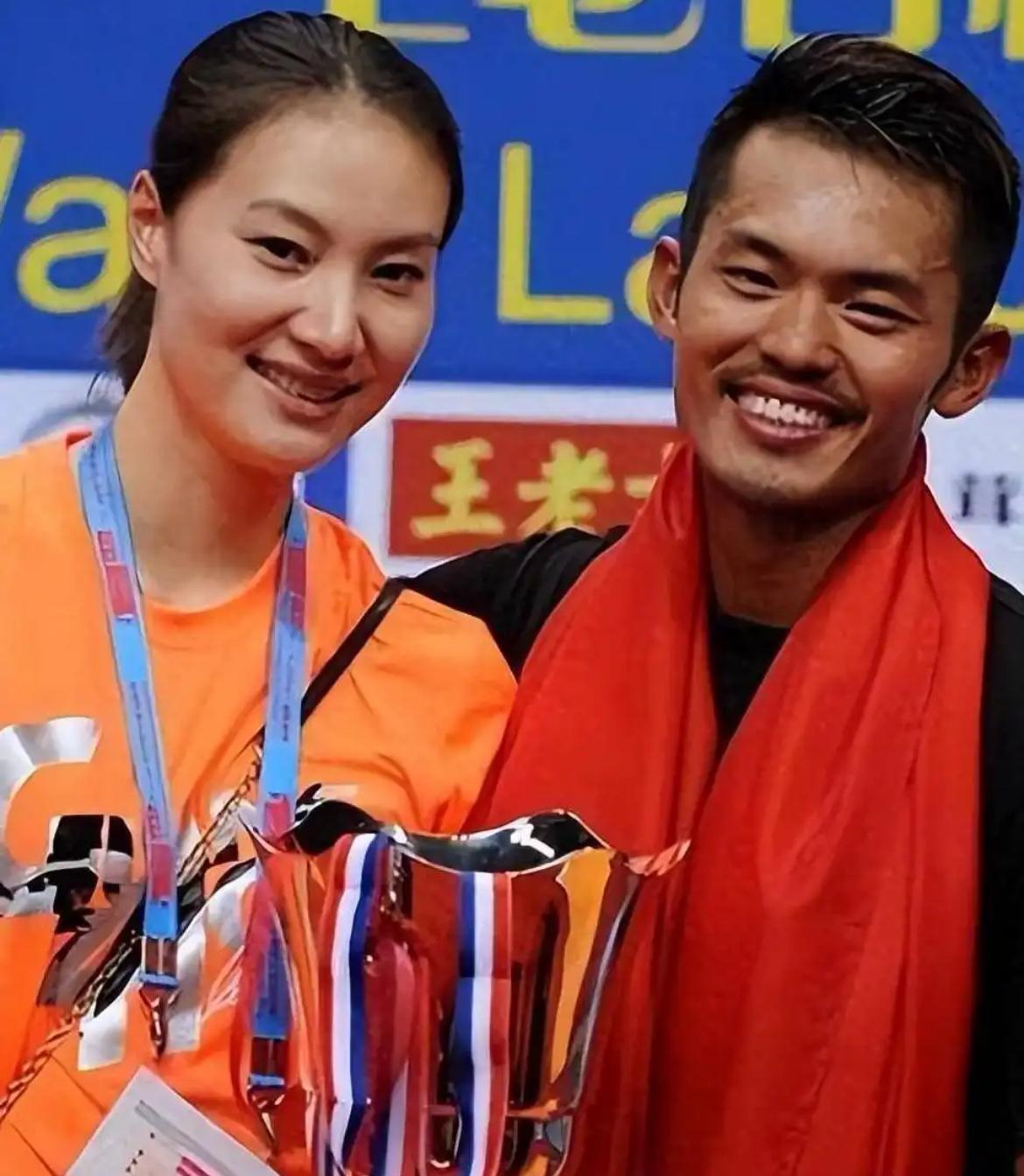 2016年，林丹在妻子谢杏芳怀孕期间，出轨了长腿嫩模赵雅淇，两人在酒店拥抱亲热，