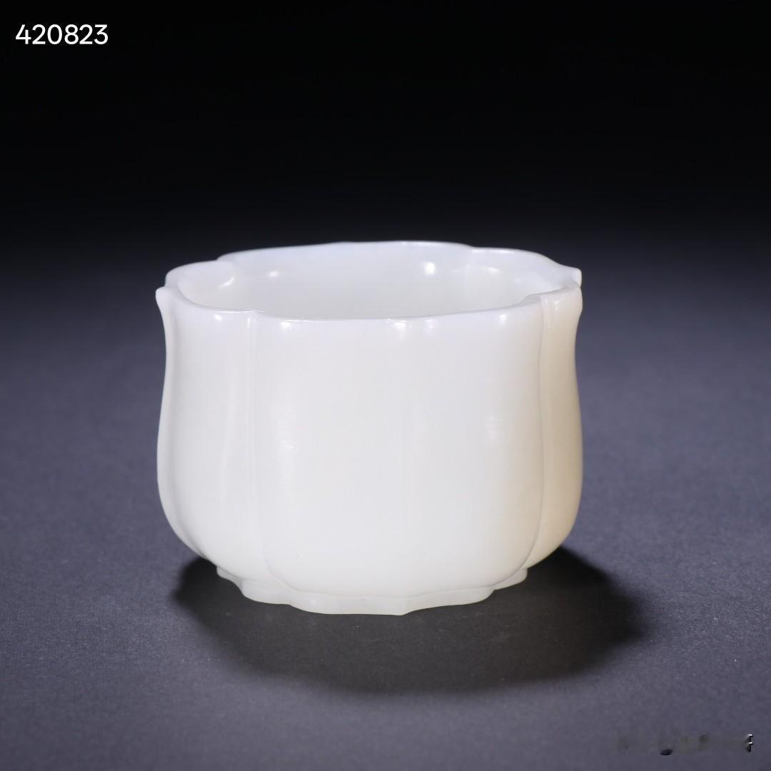 清代 和田玉花杯。
规格-高3.95cm 宽5.5cm