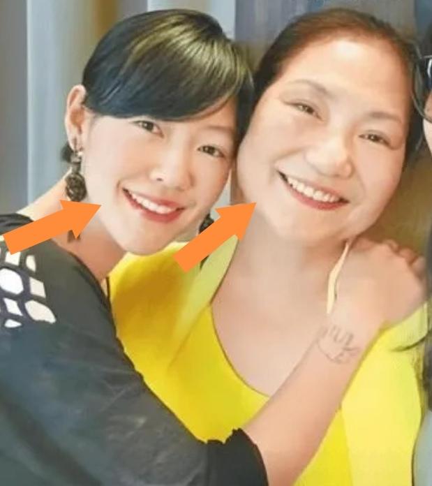 很多人都说小S算不上惊艳的美人，但不得不承认她真的很会长。翻看她和徐妈妈脸贴脸的