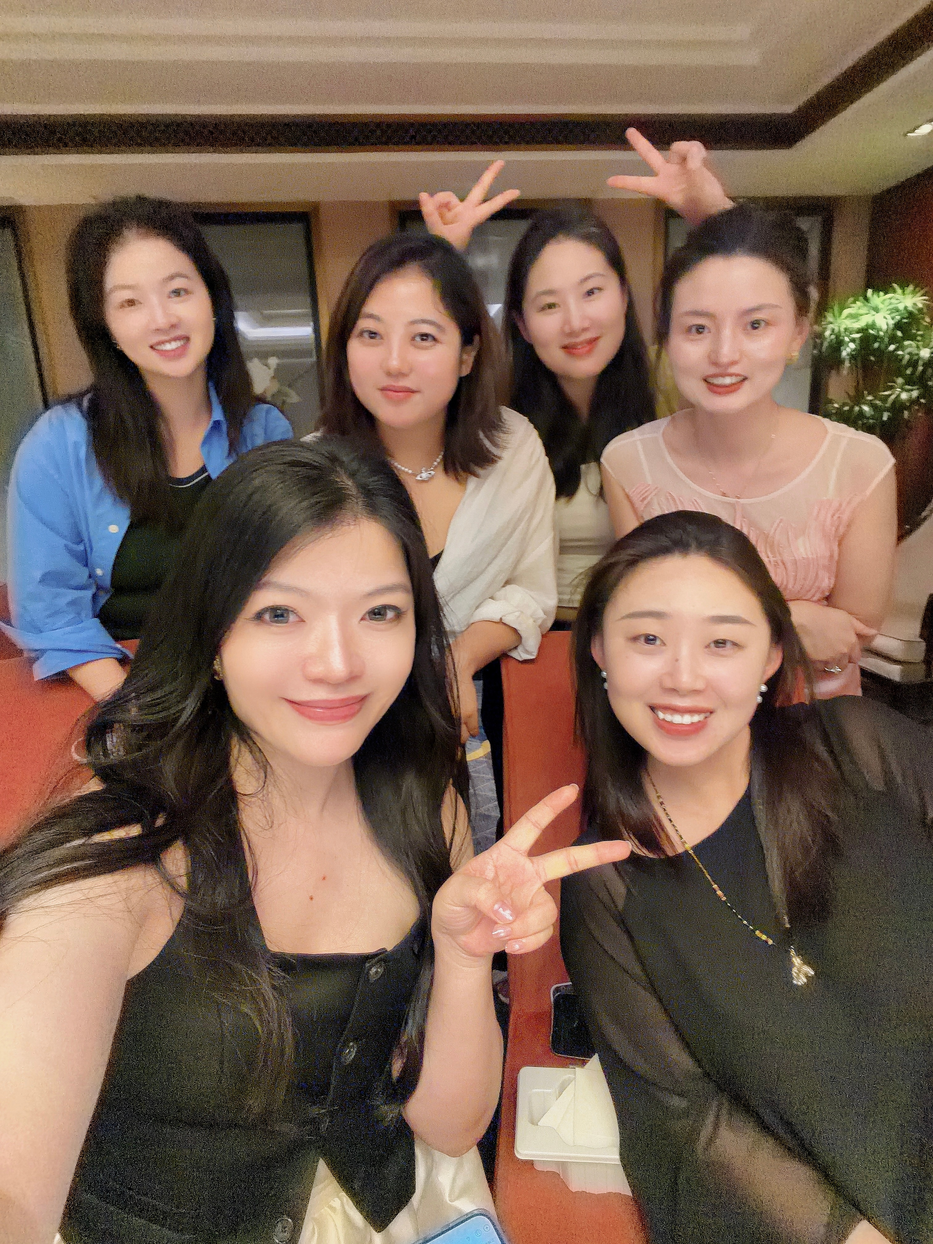 晚上22点40，第二场北京女老板自媒体饭局结束，如果不是时间因素，感觉大家都不想