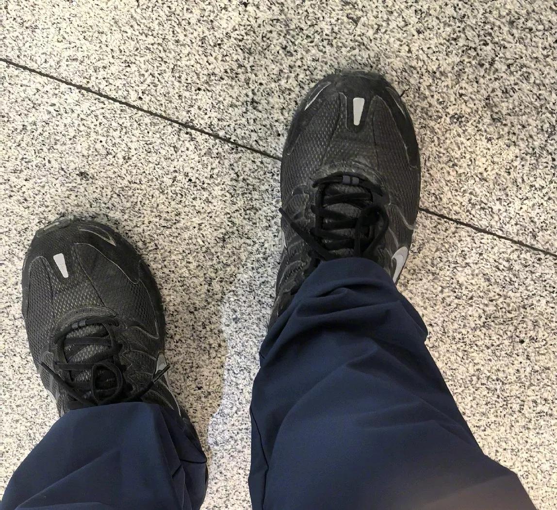 成都地铁被诬陷偷拍案二审结束后，不少男同胞们开始人人自危了，一名男子说自己有一双