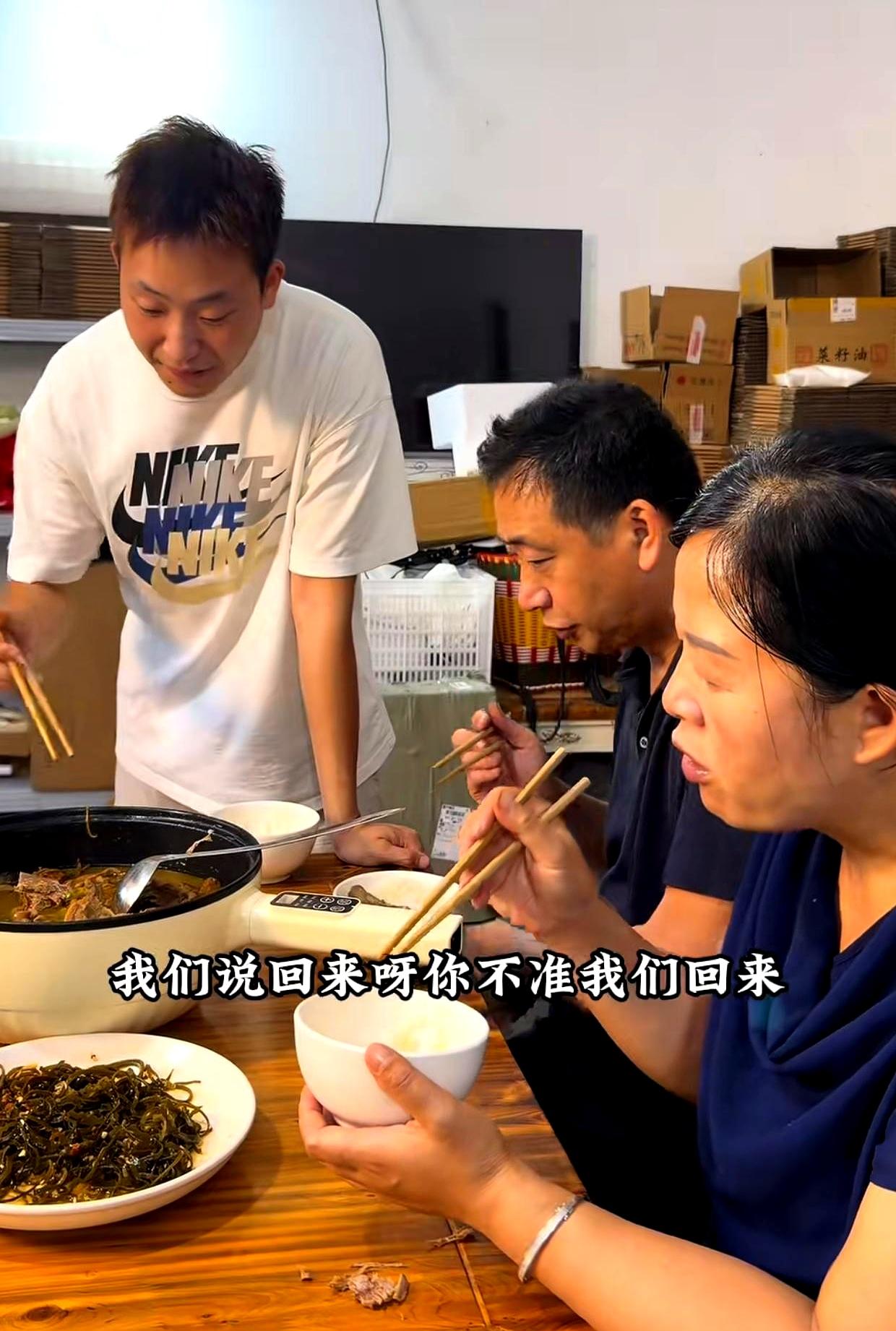 出院这天，才看懂一件小事。
小小谭在医院躺了七天，今天办完手续回家；厨房里老鸭汤