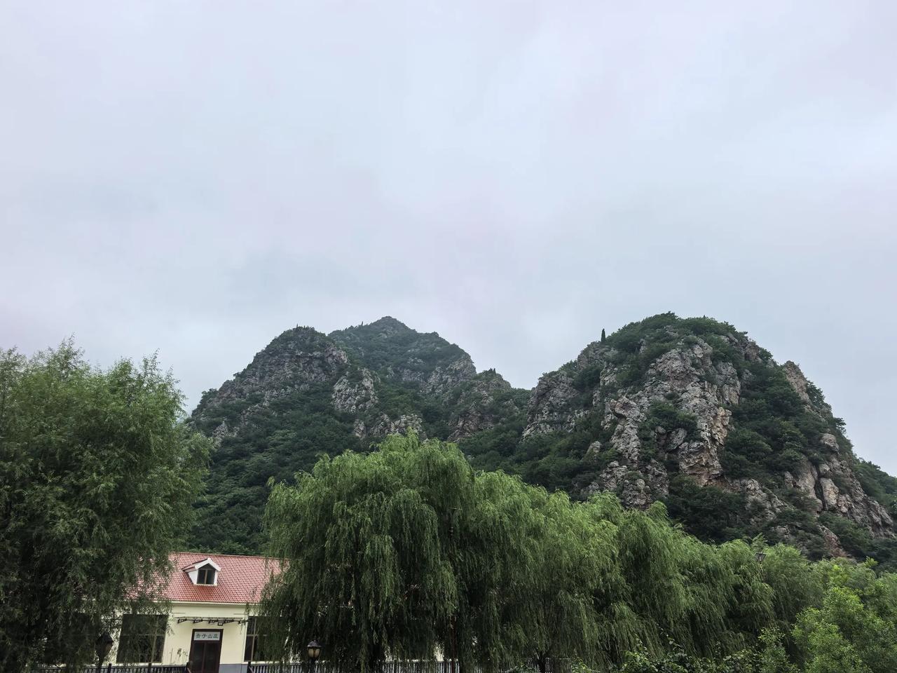 今天周末和老伴儿爬山。天气阴，时有牛毛细雨，淅淅沥沥。但是山脚下的气温仍然达到3