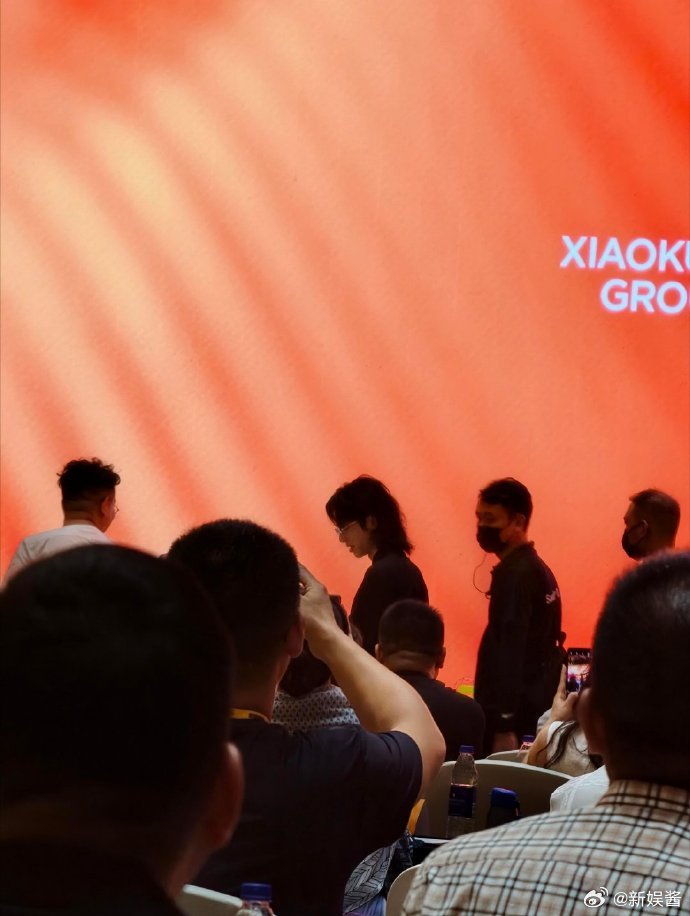 华晨宇华晨宇重点品牌联合创始人 谁存满了现场抓拍图！华老板以联合创始人身份亮相，