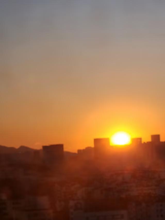 新年的一缕阳光使你想到了什么
新年晨曦初绽，一轮红日似火球般缓缓攀升，新年清晨的