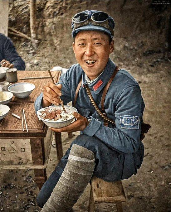 抗日时候的八路军战士在吃东西