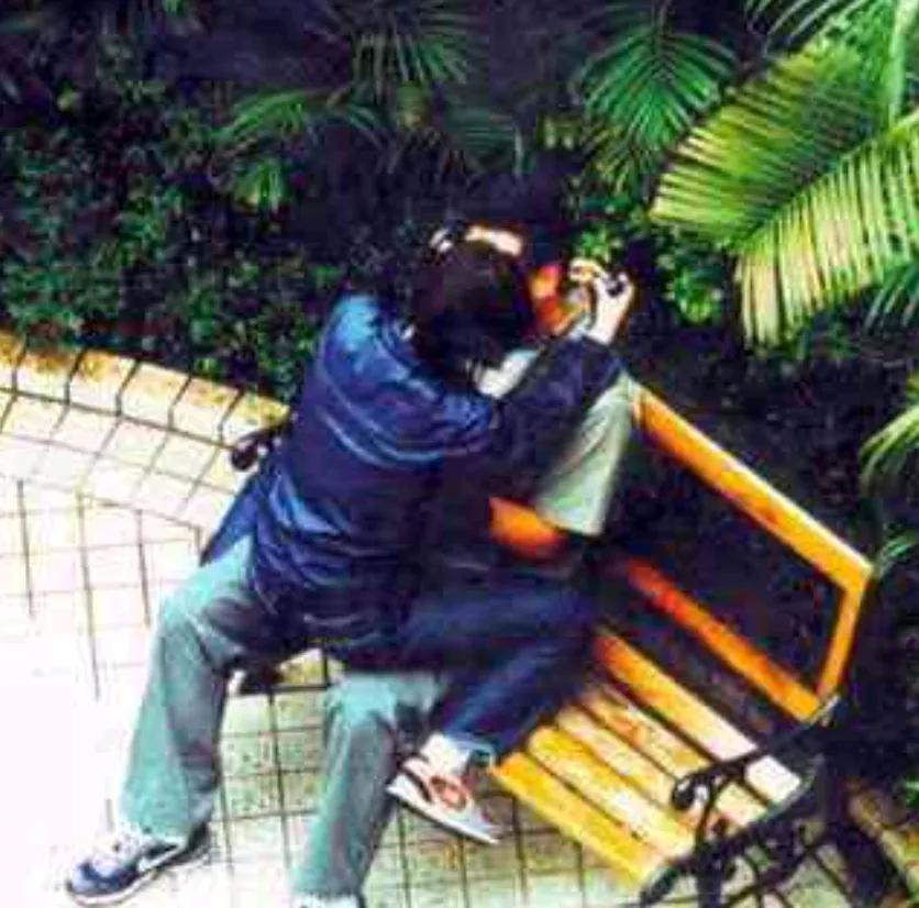 上完厕所回来，发现我的搭档不在了，等了一个多小时才来，问她去干嘛了，她还牛逼哄哄