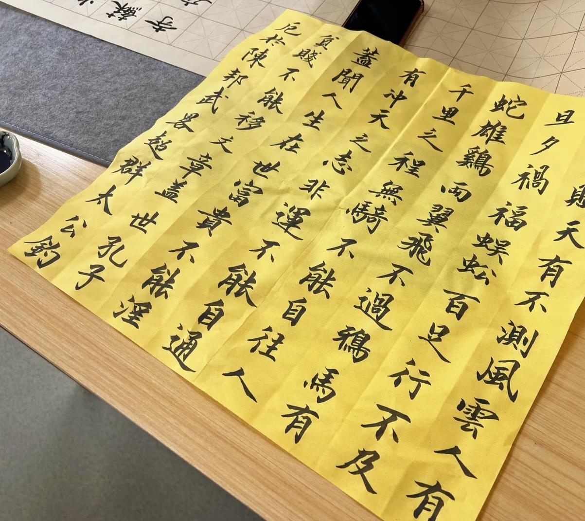 我们这代人步步都没跟上，考上大学不包分配了，房子也开始涨价了，孩子读书开始分学区