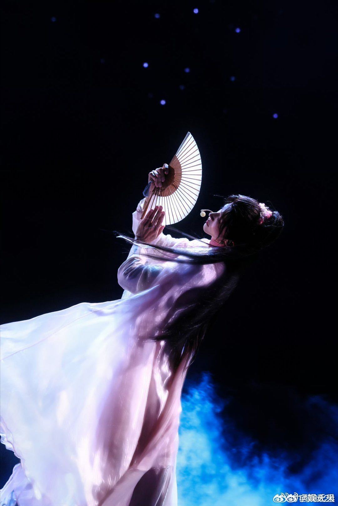 刘宇今天是仙鹤少年吧鱼灯星河下的刘宇也太有画面感了！一袭白衣仙气飘飘，像仙鹤踏云