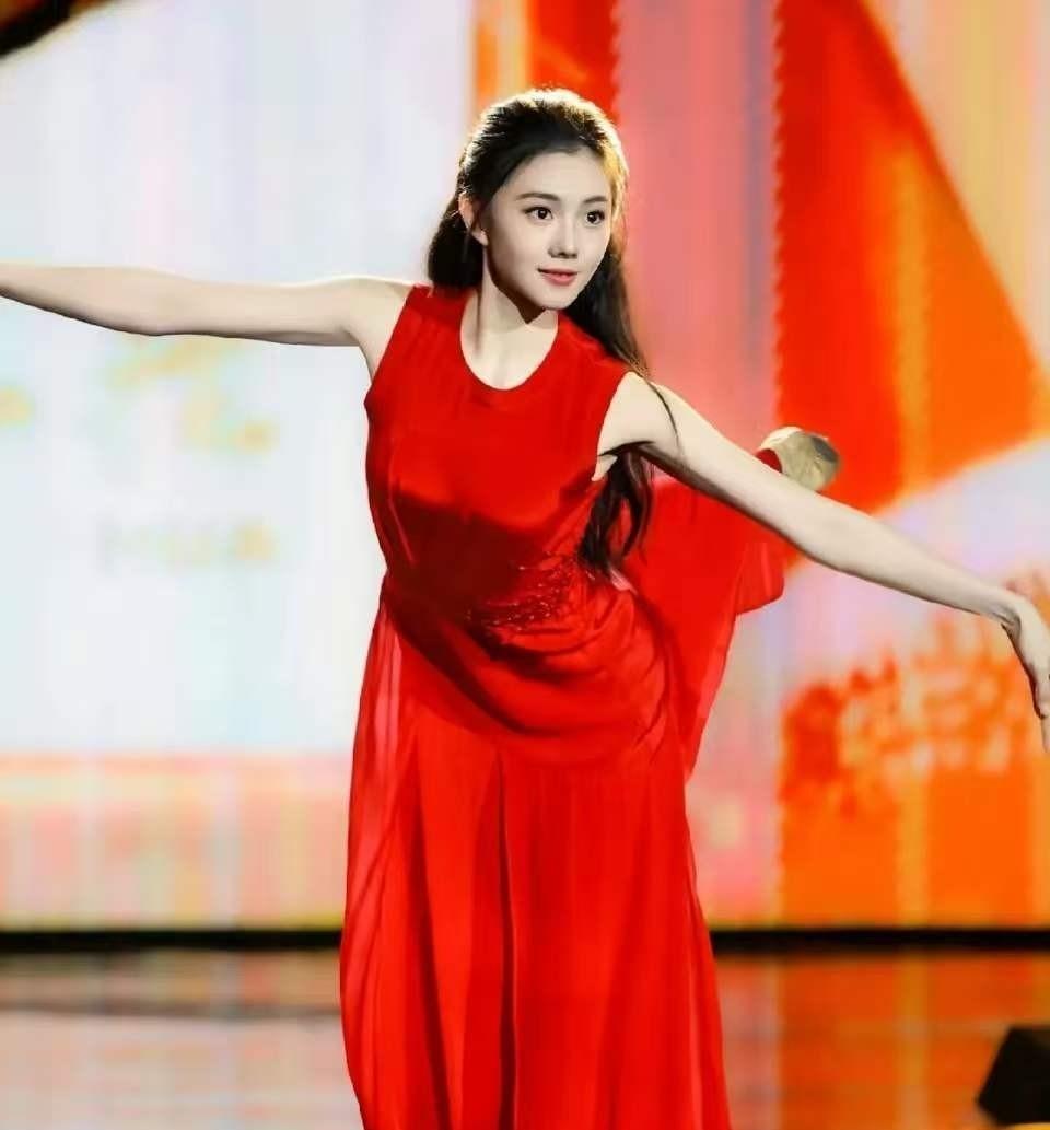 红裙雨中转，黑粉键盘上，谁是赢家。
那晚百花奖开幕式，刘浩存穿着红裙在贝壳剧场跳