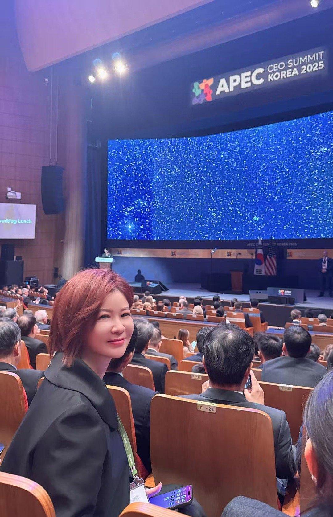 韩国偶遇杜华 网友晒出与杜华在韩国会议的合照，她笑容得体、状态在线！能受邀出席这