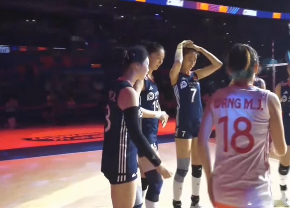 中国女排vs波兰女排感觉官网真把张籽萱的身高给搞错了……1米82和1米73的王梦