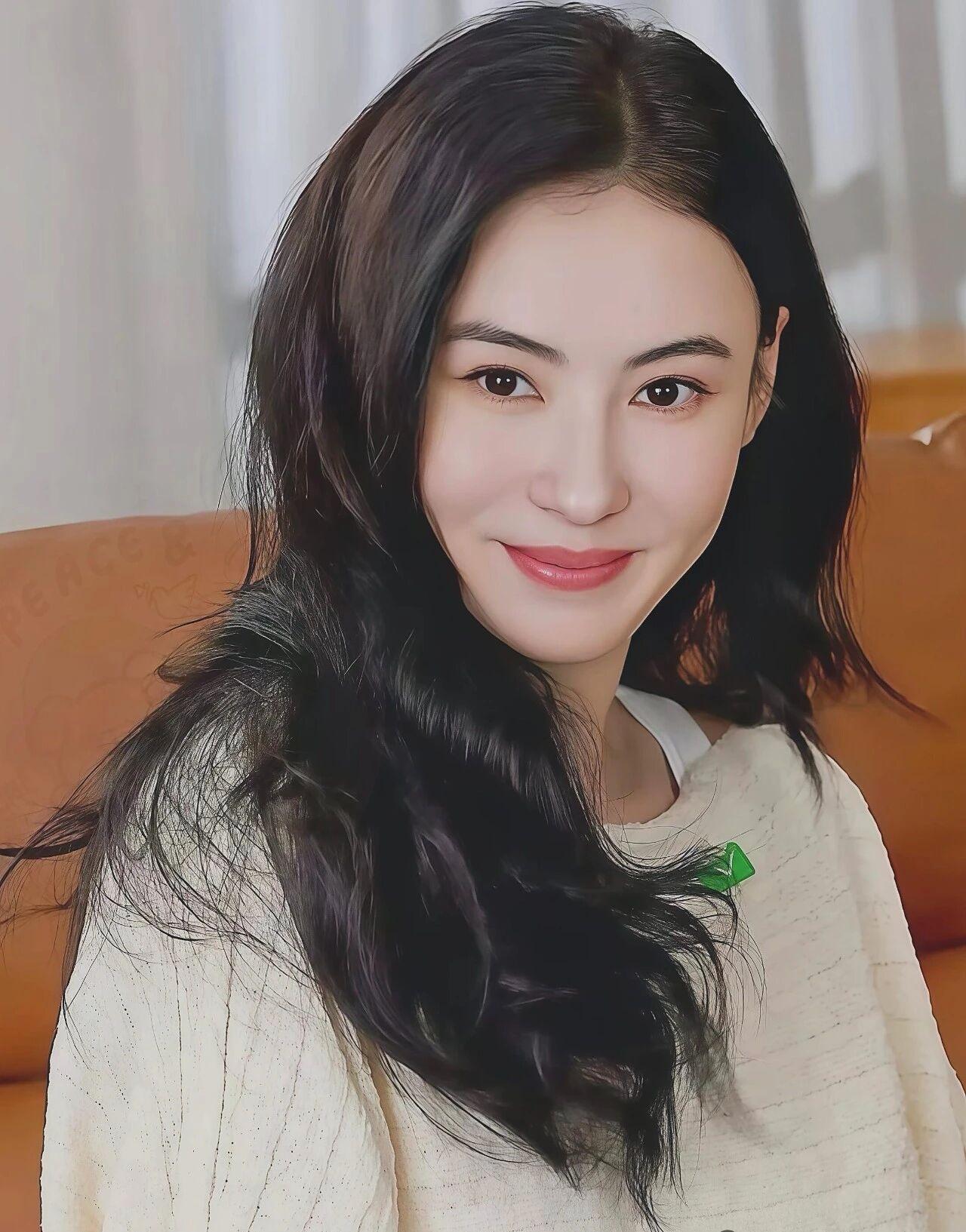 藏了整整八年，张柏芝小儿子张礼承那张脸，总算在母亲节大大方方亮出来了。没贴纸，没