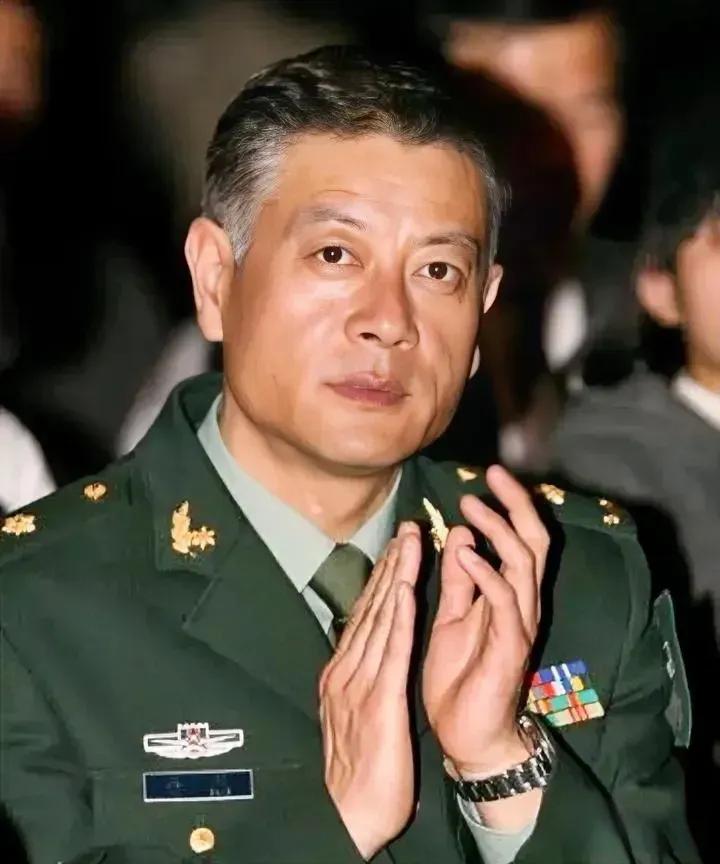 巫刚，一位颜值、气质和演技都很好的演员，他尤其擅长饰演领导干部，他那犀利的眼神好