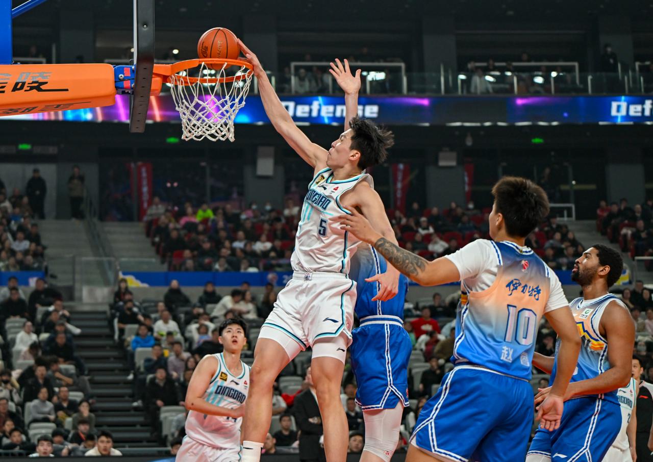 北京的王终于觉醒！正是由于他在赛场上的强势爆发，这也就帮助球队在最近五场比赛中斩