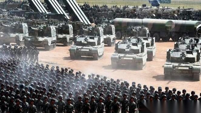 英国人当年跨了一万三千公里，跑去马岛玩命，图啥？
家里都快揭不开锅了，失业的一大