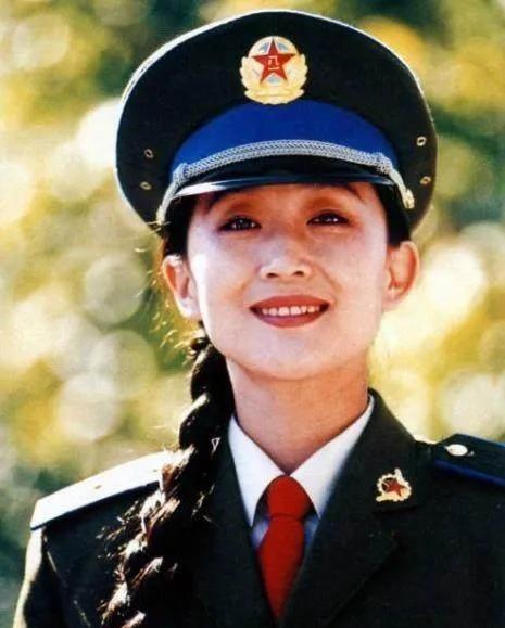 一天演员洪剑涛在家中睡觉，三更半夜之际突然楼下的女演员陈瑾来家里敲门，洪剑涛迷迷