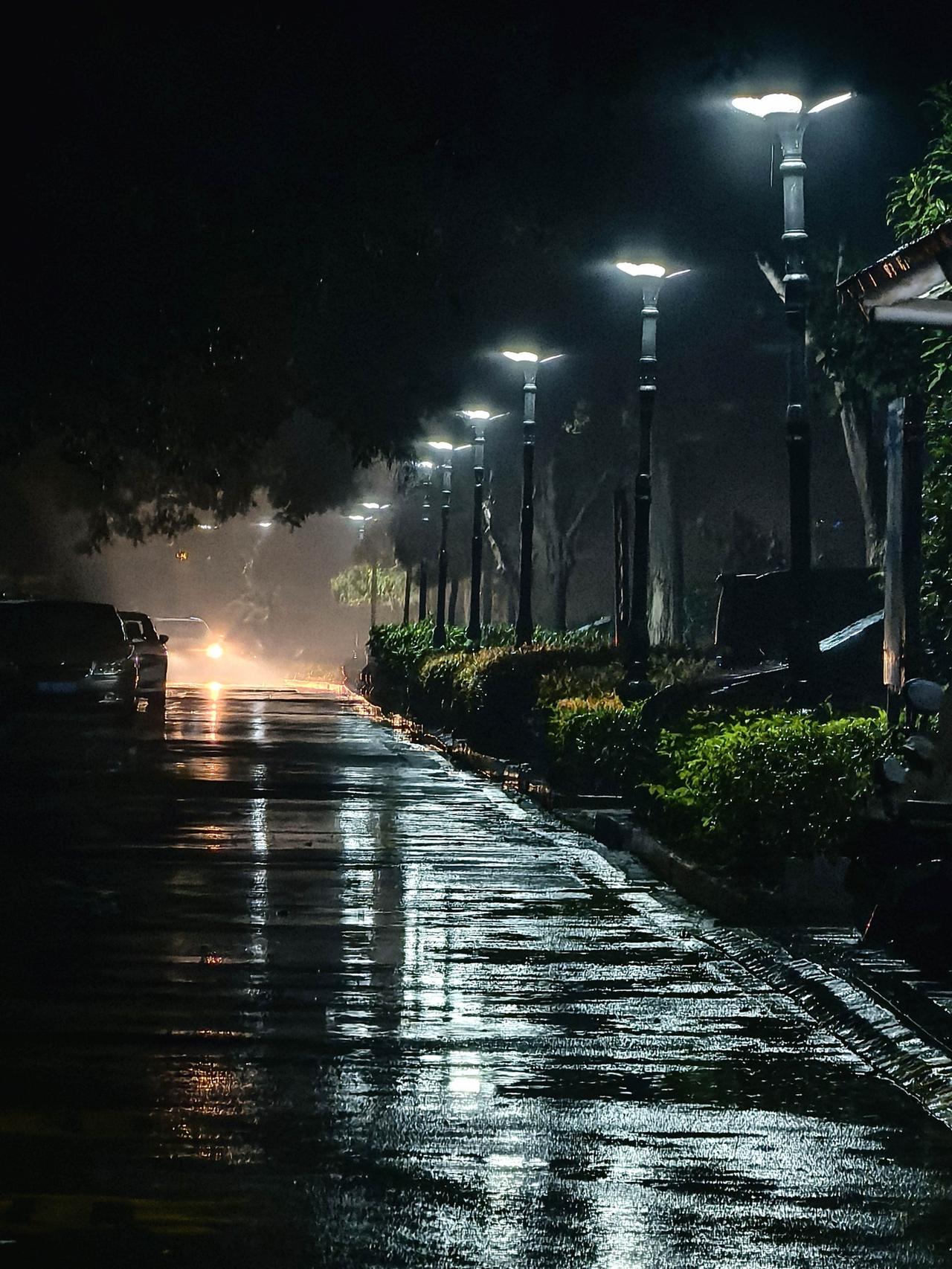 秦皇岛似捅漏天，
雨下起来没有完。
从早到晚一直下，
淅淅沥沥落窗前。
雨水太多