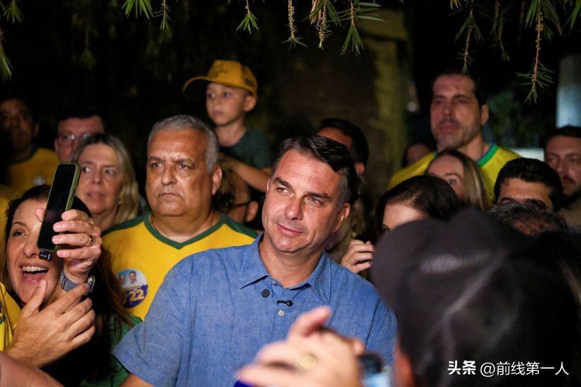 特朗普又开始对巴西的选举指手画脚：他在安德鲁斯基地对记者说，愿意让弗拉维奥一家入