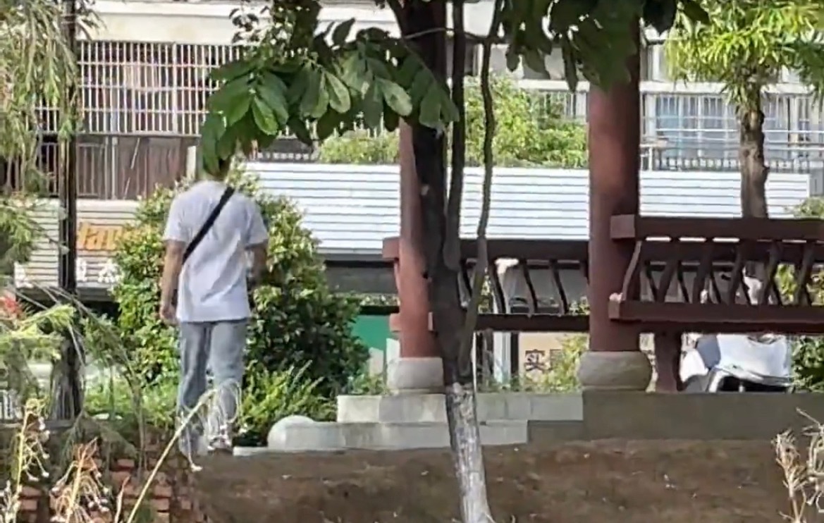 【玉林女子在公园拍照突然一男子做不雅行为】近日，网友爆料称：玉林市女子在某公里里