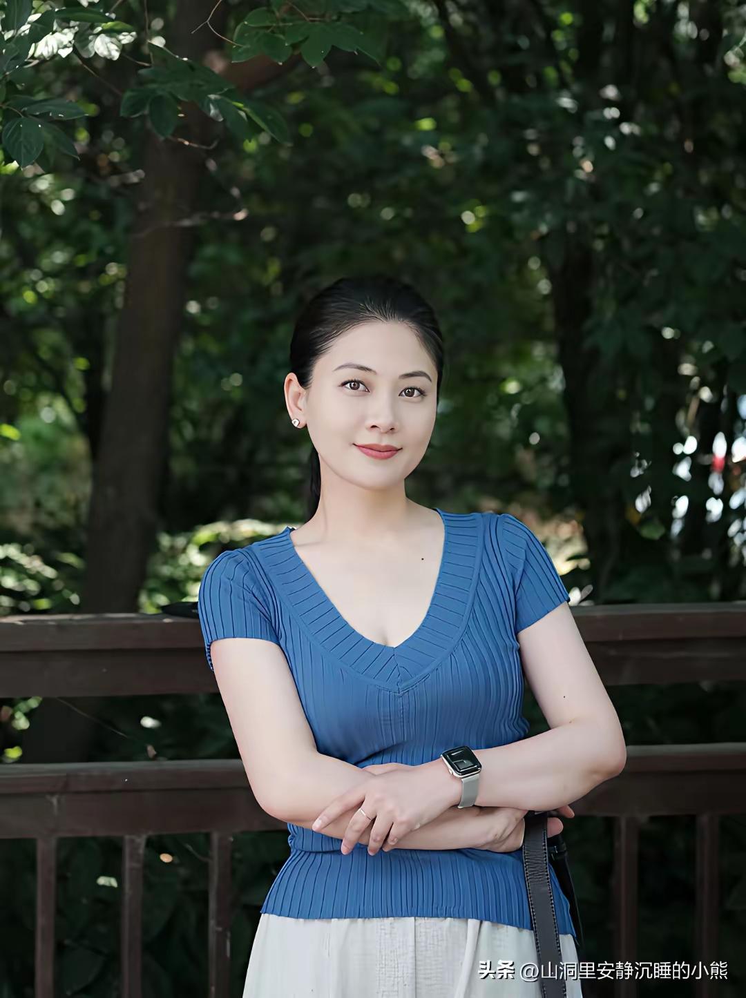 优雅是怎样的一种体现呢?
优雅体现在生活的方方面面。
就说穿着打扮吧，不一定是名