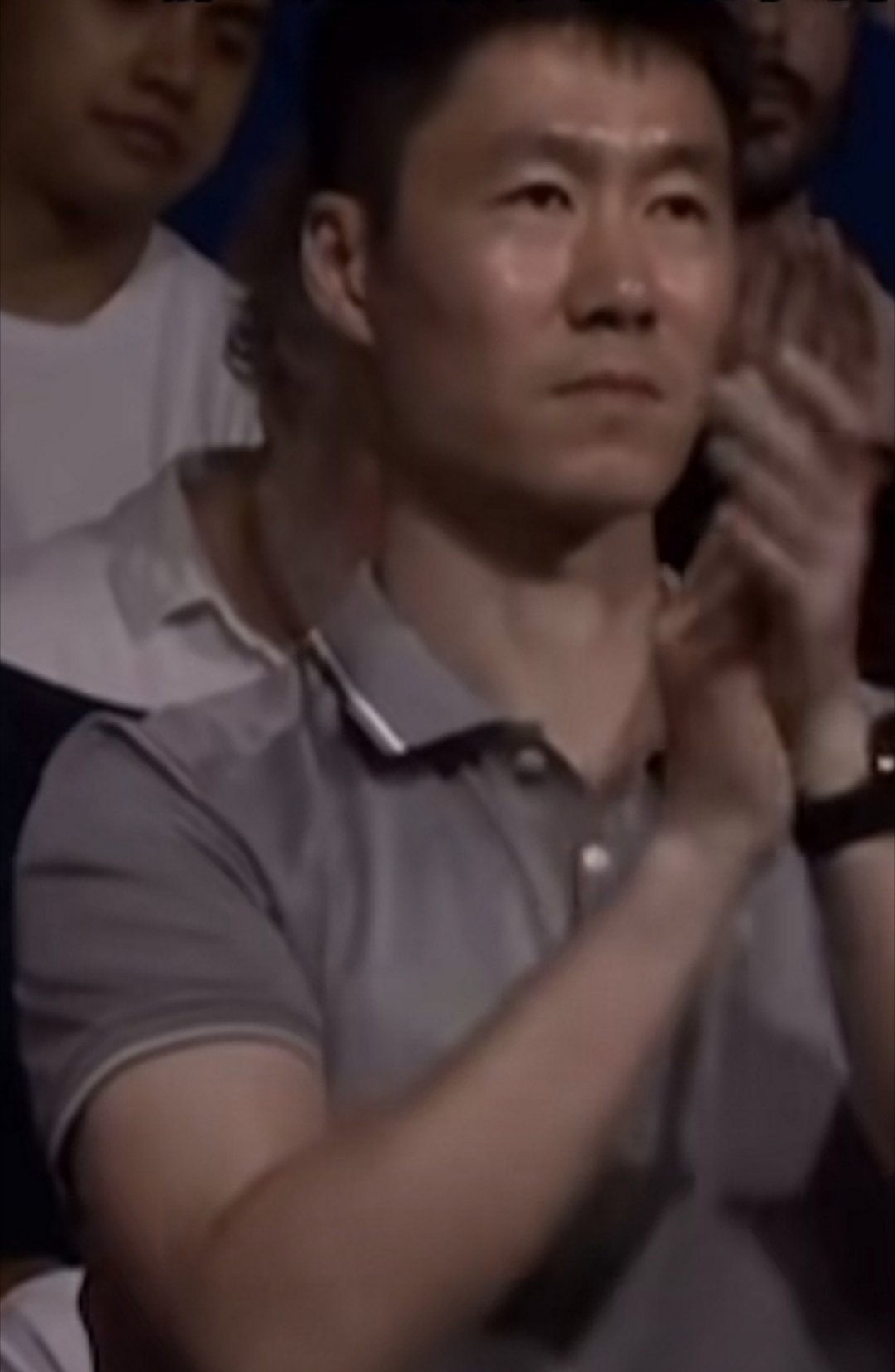 王励勤身上有军人的那种气质。虽然内心焦急、忧愁，但表面却可以做到平静如水[goo