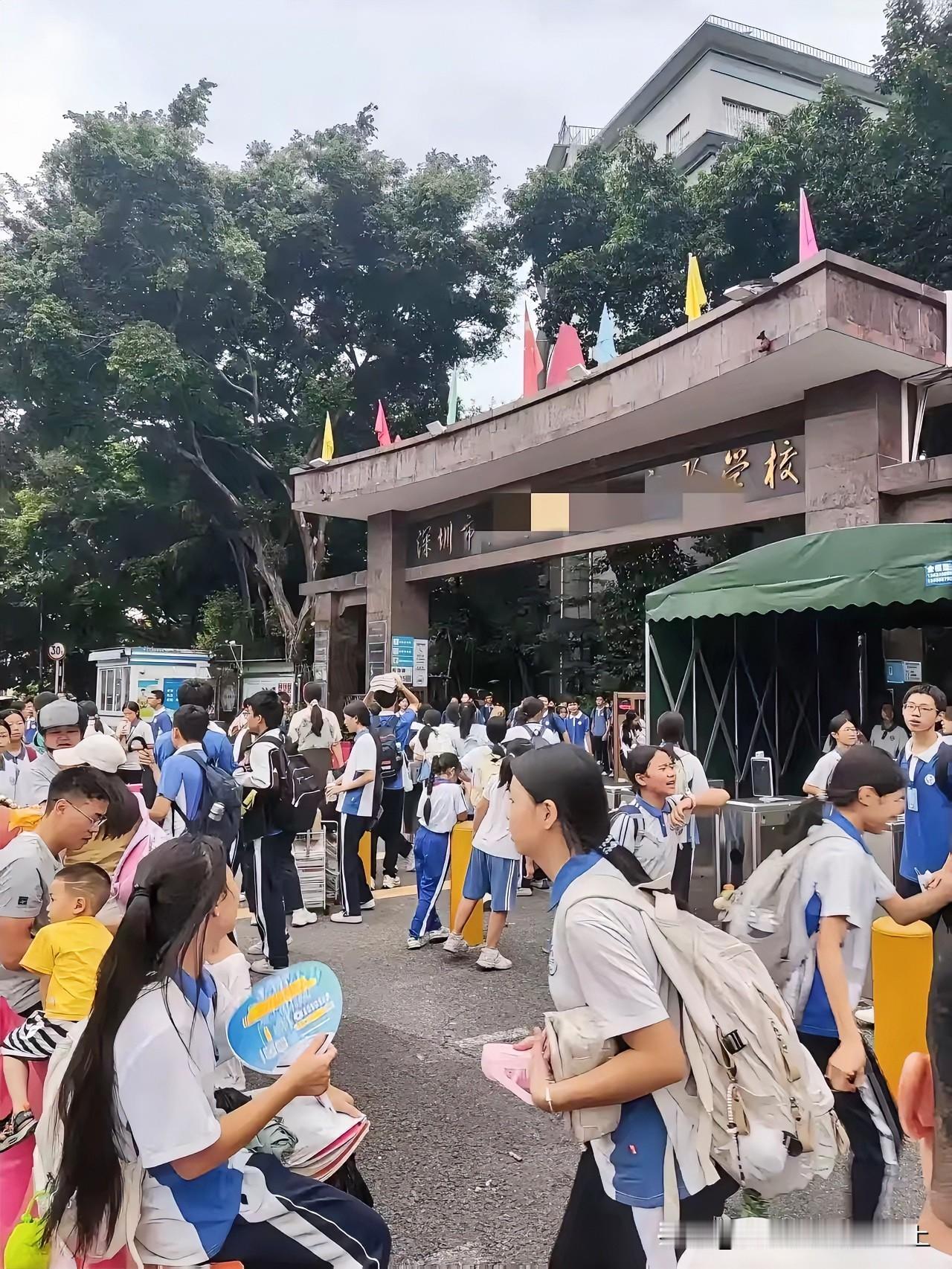 现在中考
数理化拉不开分数
道德法治社会这门课才是拉成绩关键

每天背不完的书，