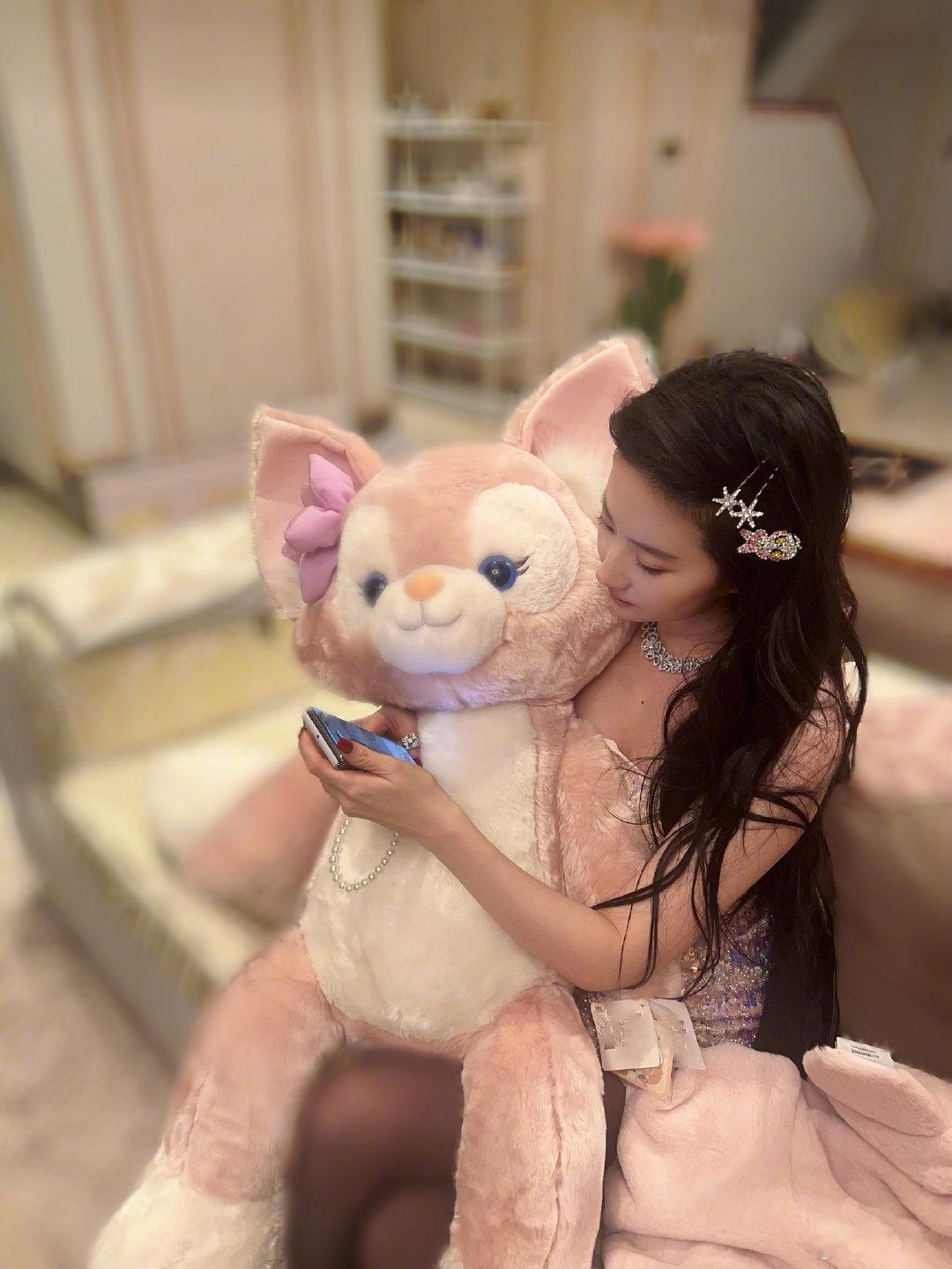 刘亦菲抱玲娜贝儿 想要这几个可可爱爱的小发卡子 
