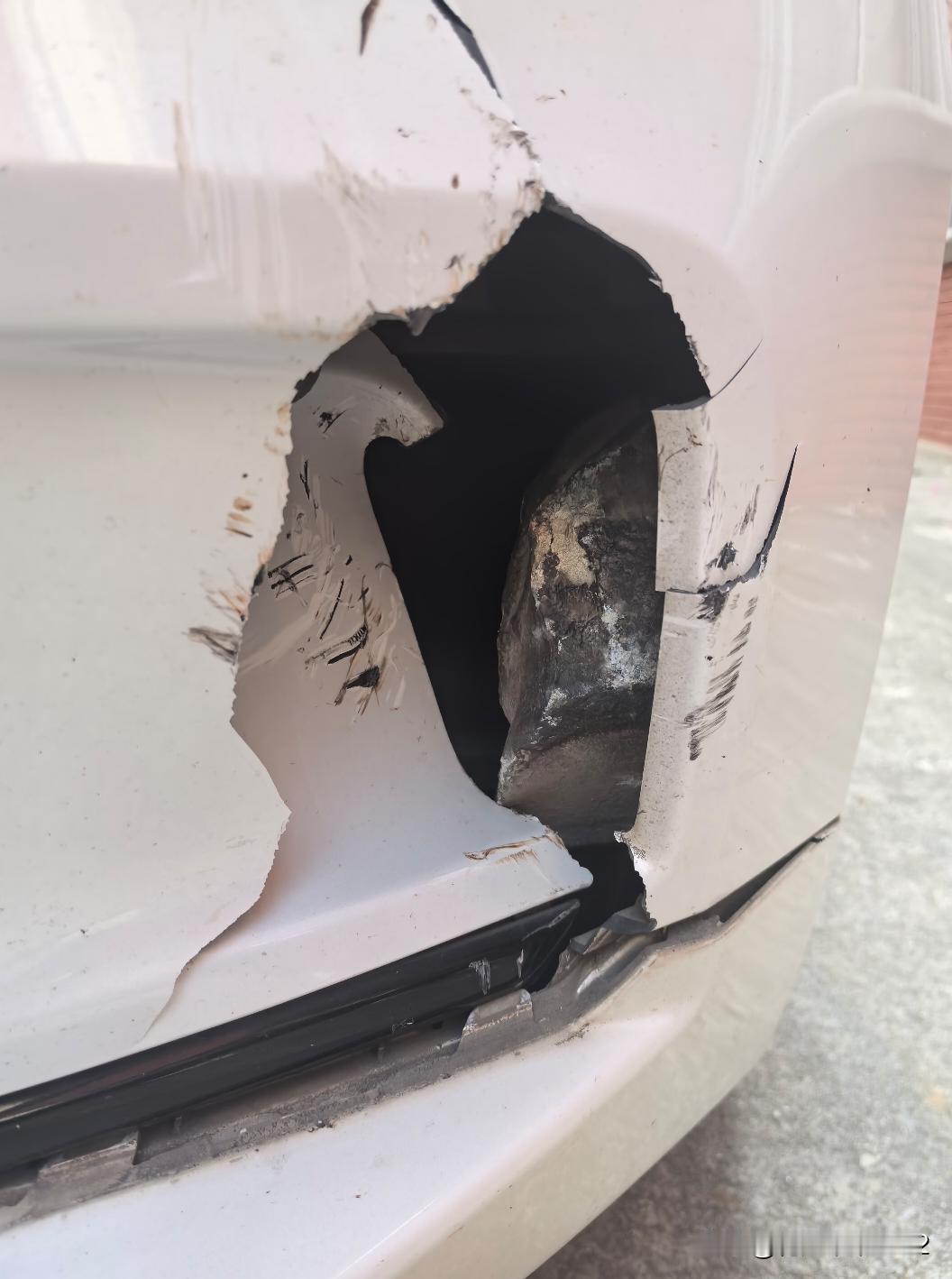 高速上车被石头砸到算谁责任？
到家才发现高速上应该是一辆货车压到路边的石头飞起来