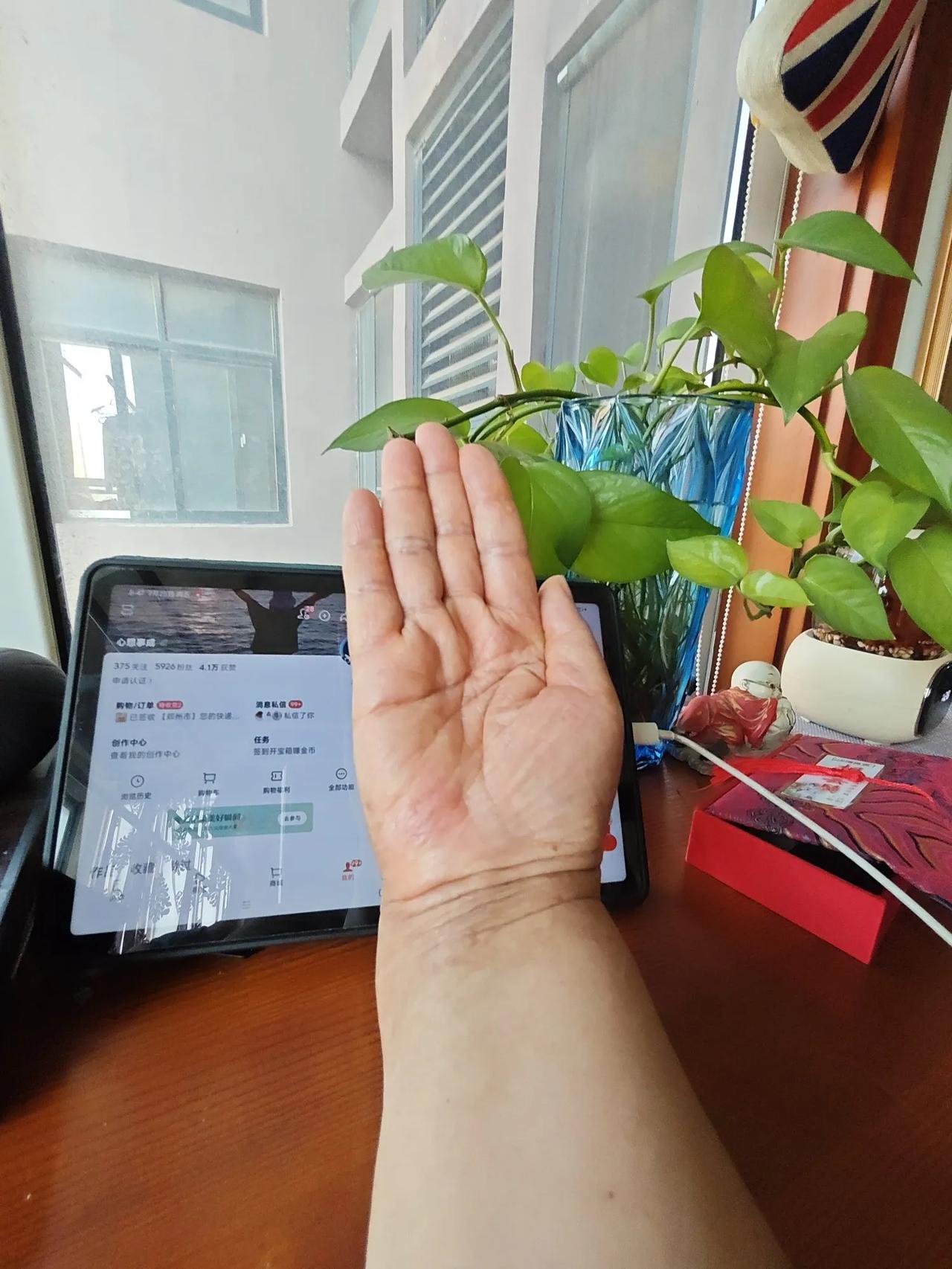 老妈今儿早起来瞧见我的手，说道：“你把手伸出来，给我瞅瞅。”我便把手伸出去让她瞧